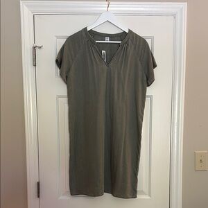 Casual Olive Green V-Neck Tunic Top - NWT